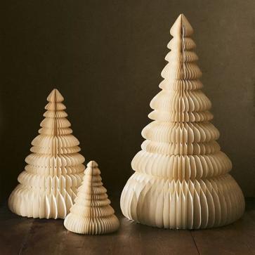 Imagen secundaria 1 - El árbol de luces de sobremesa mide 33 centímetros y cuesta 29.99 euros. Los de papel van de los 50 a los 160 centímetros de alto (izquierda) y cuestan entre 159 y 49.99 euros; y los de la derecha, con luz, los hay en formato de 90 centímetros (69.99 euros) y de 50 centímetros (39.99 euros).