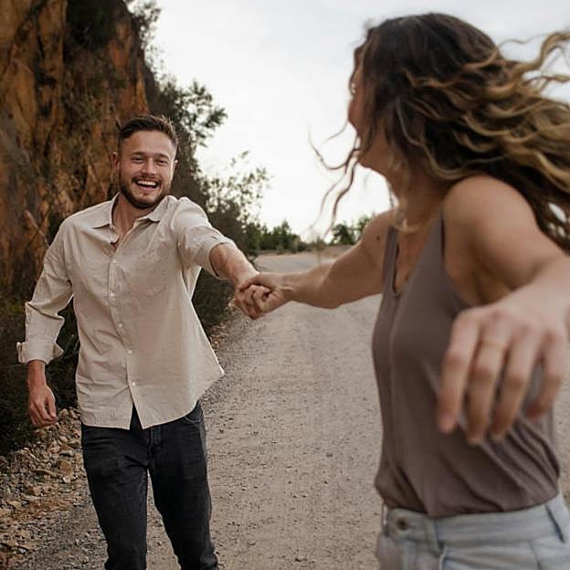 Qué es el benching, la tendencia en relaciones que puede dañar tu salud mental