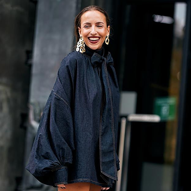Cómo llevar las camisas vaqueras según las expertas en moda: 6 looks de street style para copiar esta temporada