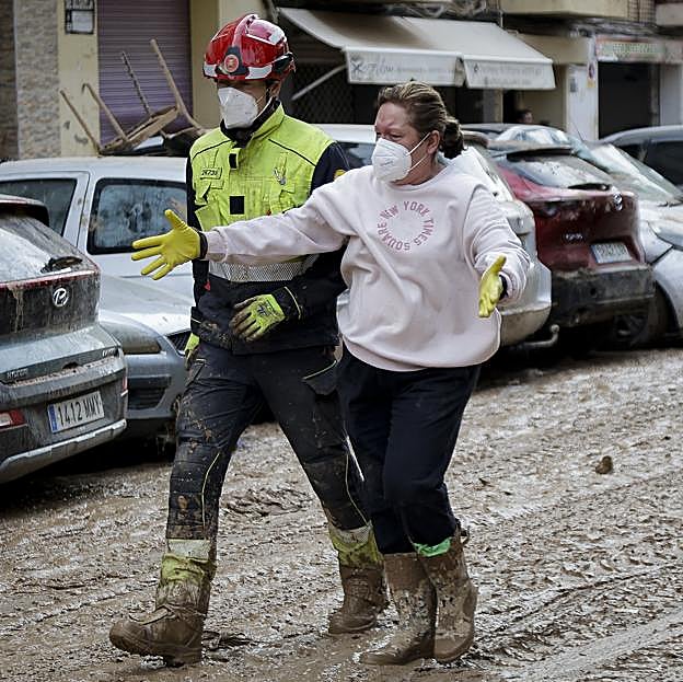 La víctimas de la DANA en Valencia luchan por recuperar sus vidas. / 