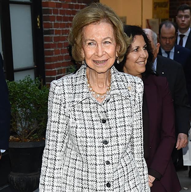 La reina Sofía copia a Carolina de Mónaco con el conjunto de tweed más favorecedor