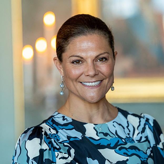 Por qué Victoria de Suecia siempre lleva el pelo recogido: su peluquero revela el motivo