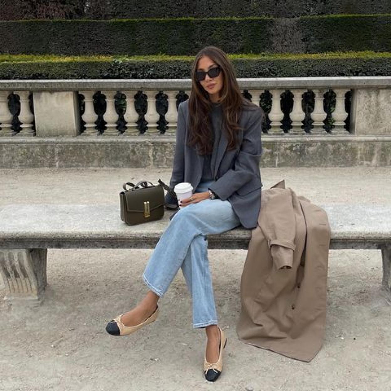 Influencer con bailarinas de punta negra