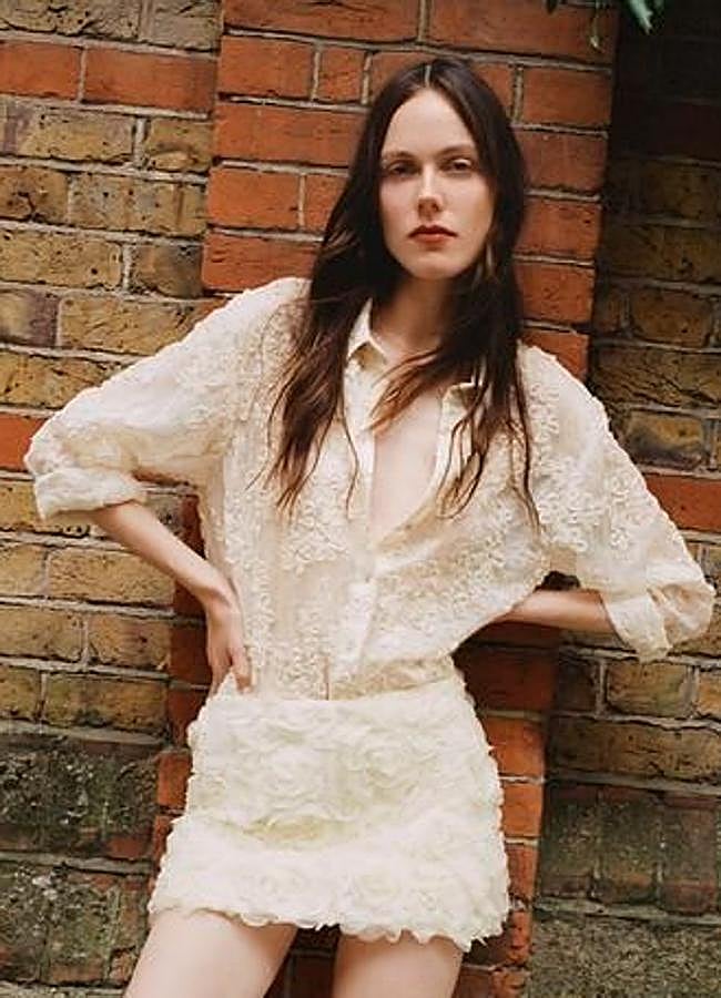 Imagen - Camisa blanca con bordado de flores y lentejuelas