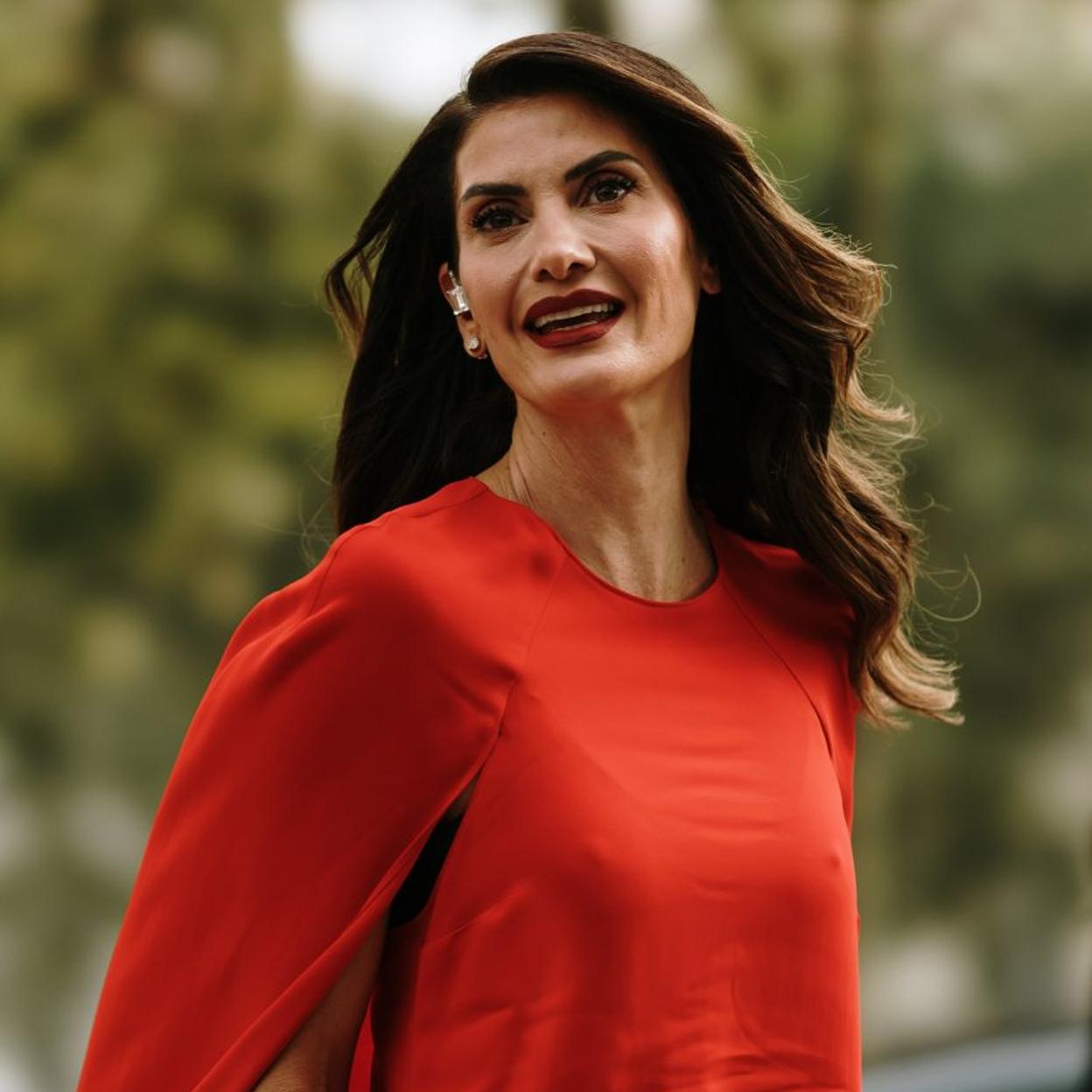 Una modelo con un pelo sano.