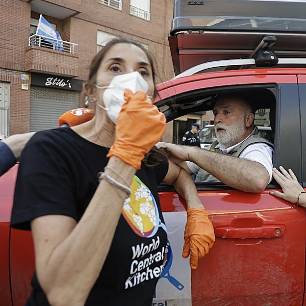 El chef José Andrés con su ONG World Central Kitchen movilizó a famosos como Paz Padilla, en la imagen.