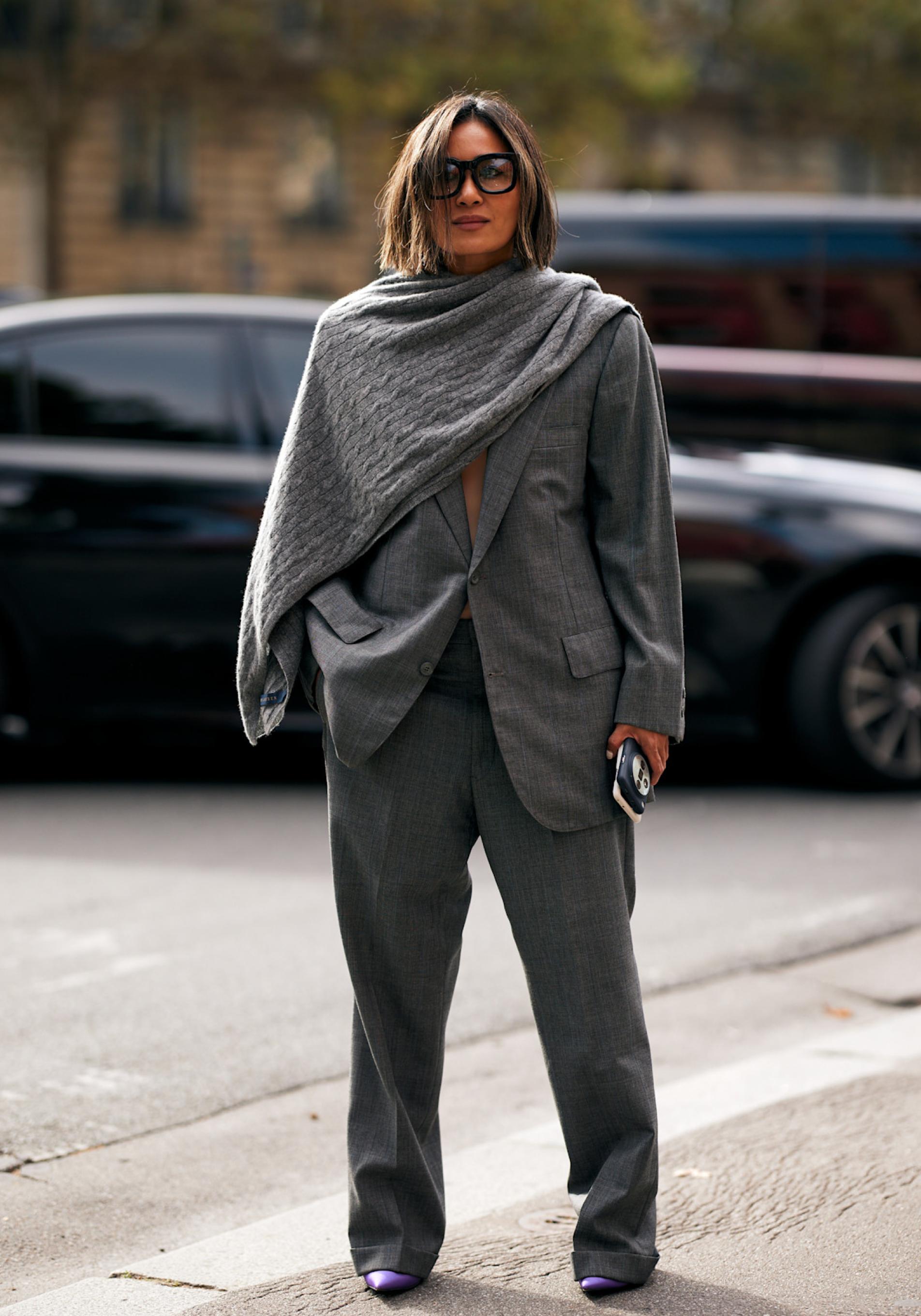 Mujer con traje de sastre