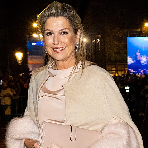 El elegante look de Máxima de Holanda perfecto para los eventos de invierno: capa royal y pantalones que hacen tipazo