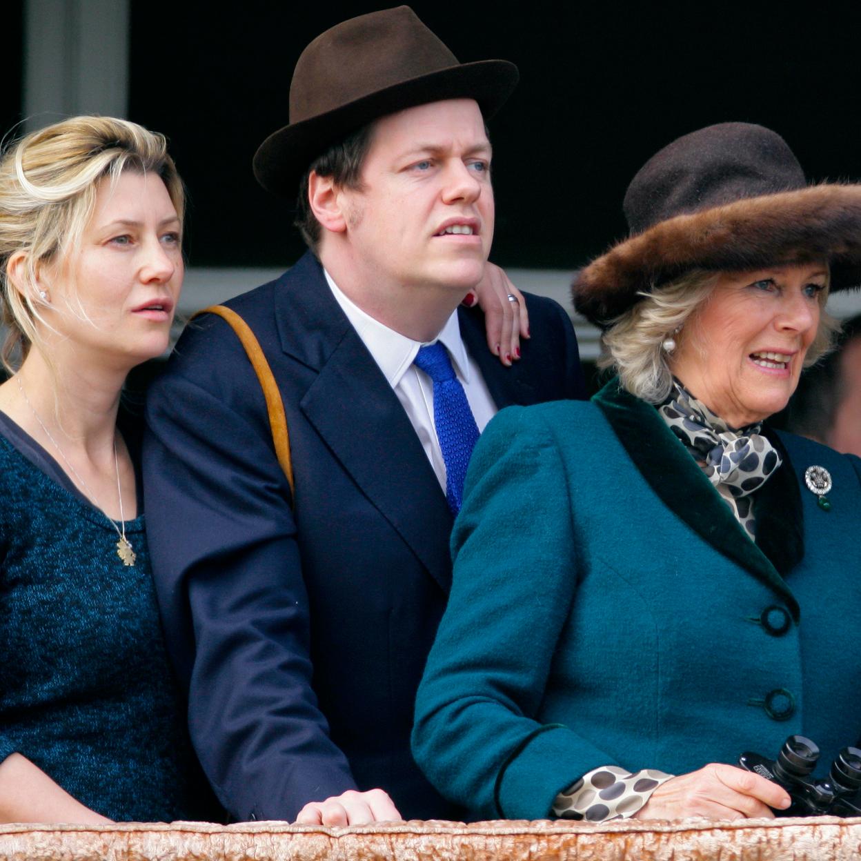 Sara y Tom Parker Bowles, junto a a la reina Camilla, en una imagen de 2012.