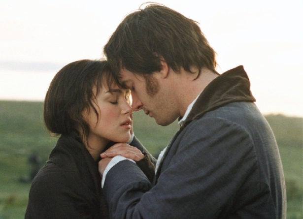 Keira Knightley y Matthew Macfadyen en una como Elizabeth Bennet y el señor Darcy en la adaptación cinematográfica de Orgullo y Prejuicio de 2005. 