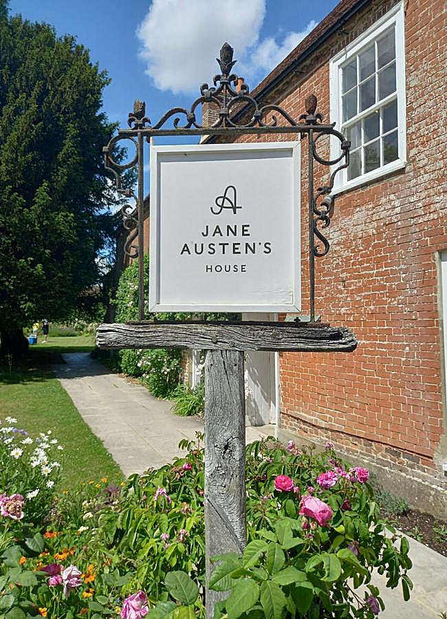 Imagen - Letrero de la Casa Museo de Jane Austen en Chawton, uno de los espacios culturales dedicados a la escritora en Inglaterra. / Gordie Jackson/Unsplash