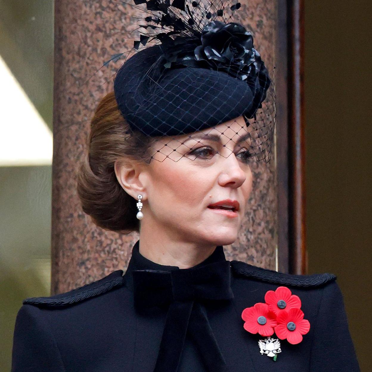 Kate Middleton no pudo disimular cómo se le empañaros los ojos, durante la ceremonia y desfile del Día del Recuerdo. 