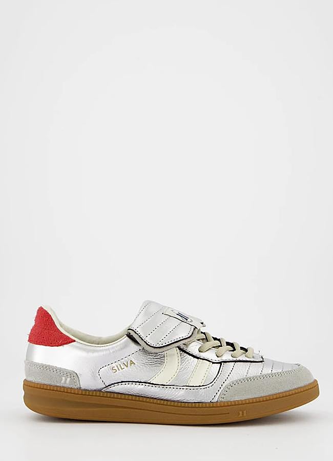 Imagen - Zapatillas plateadas con toques rojos de Silvia Medal, 85 euros.