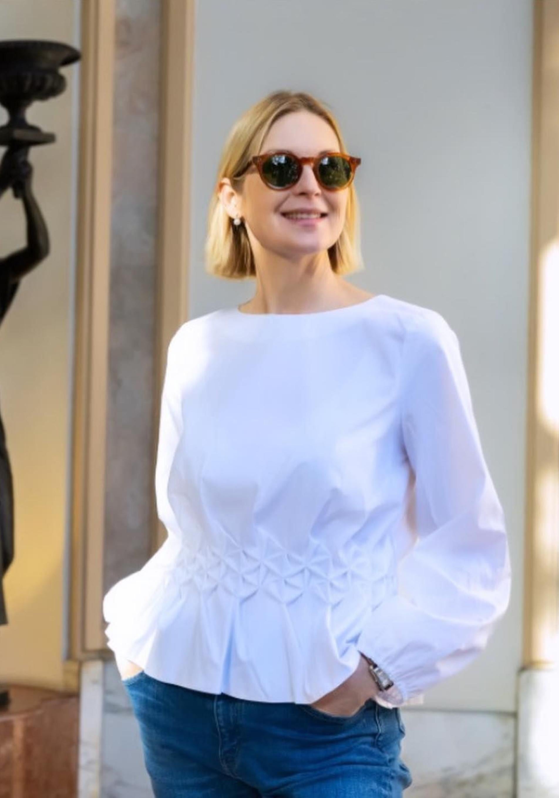Kelly Rutherford a los 50 con blusa romántica