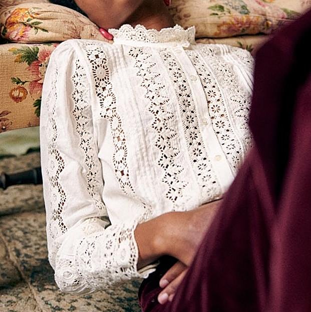 Así es la camisa blanca de Sézane que ha llevado Montero.