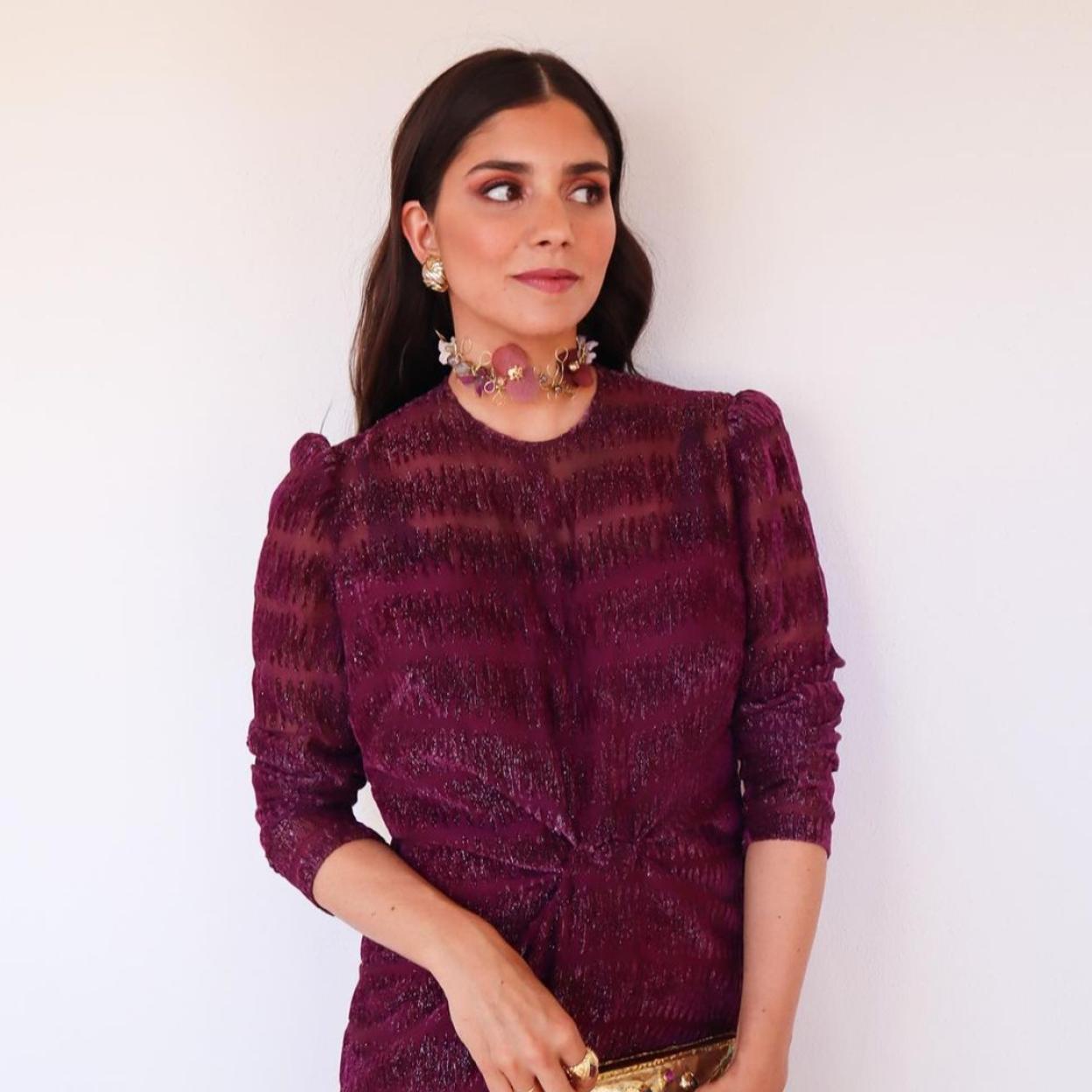 Invitadas en color burdeos: las mejores opciones en el color de moda