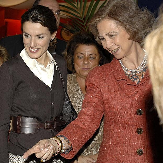 La reina Letizia y doña Sofía visitan el mercadillo en 2007. 