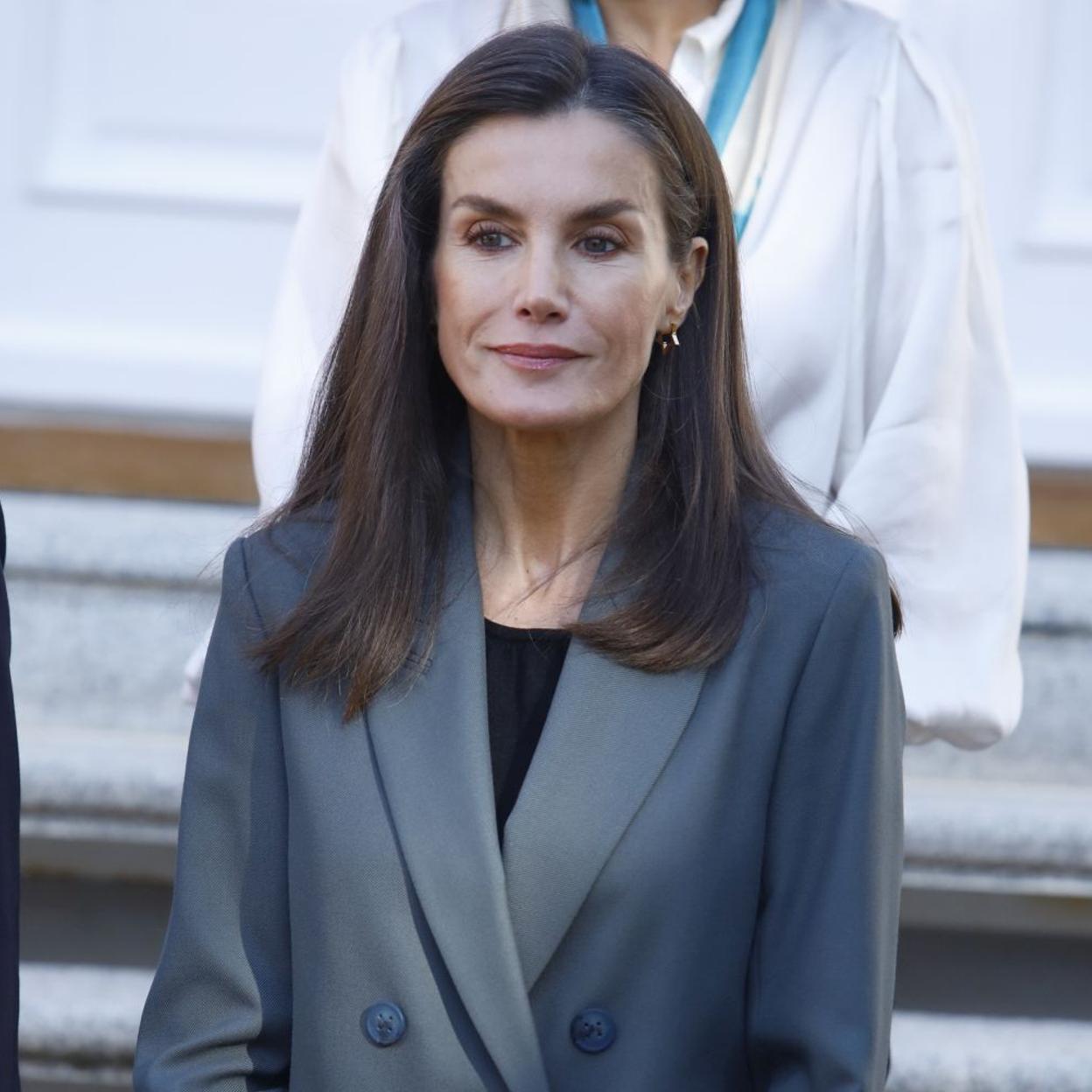 La reina Letizia saca de su armario un traje gris.