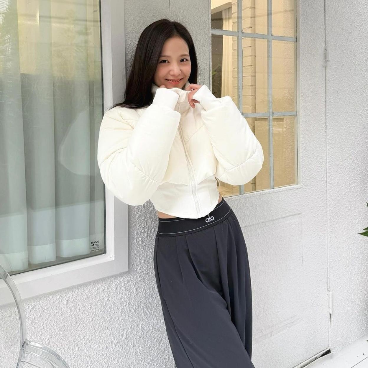 Mujer con un look sport. 