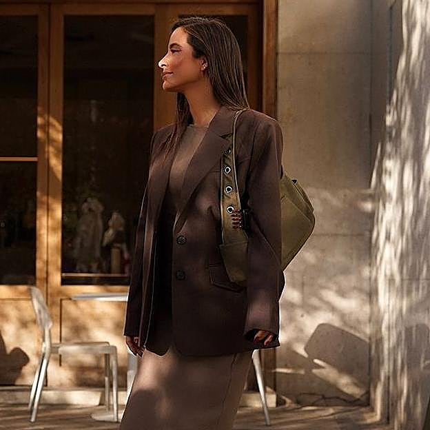 Mango tiene el básico perfecto para unirte a la tendencia del marrón chocolate: la blazer que más te vas a poner este invierno