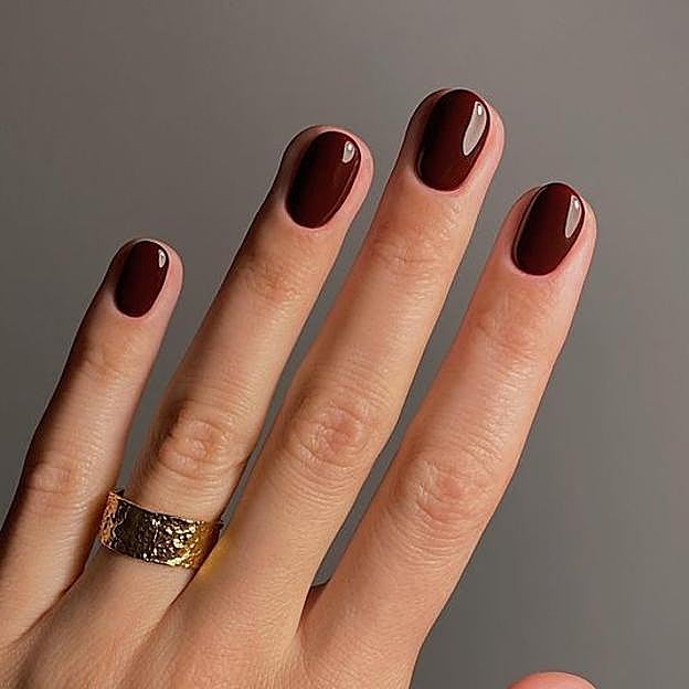 Manicura color vino tinto