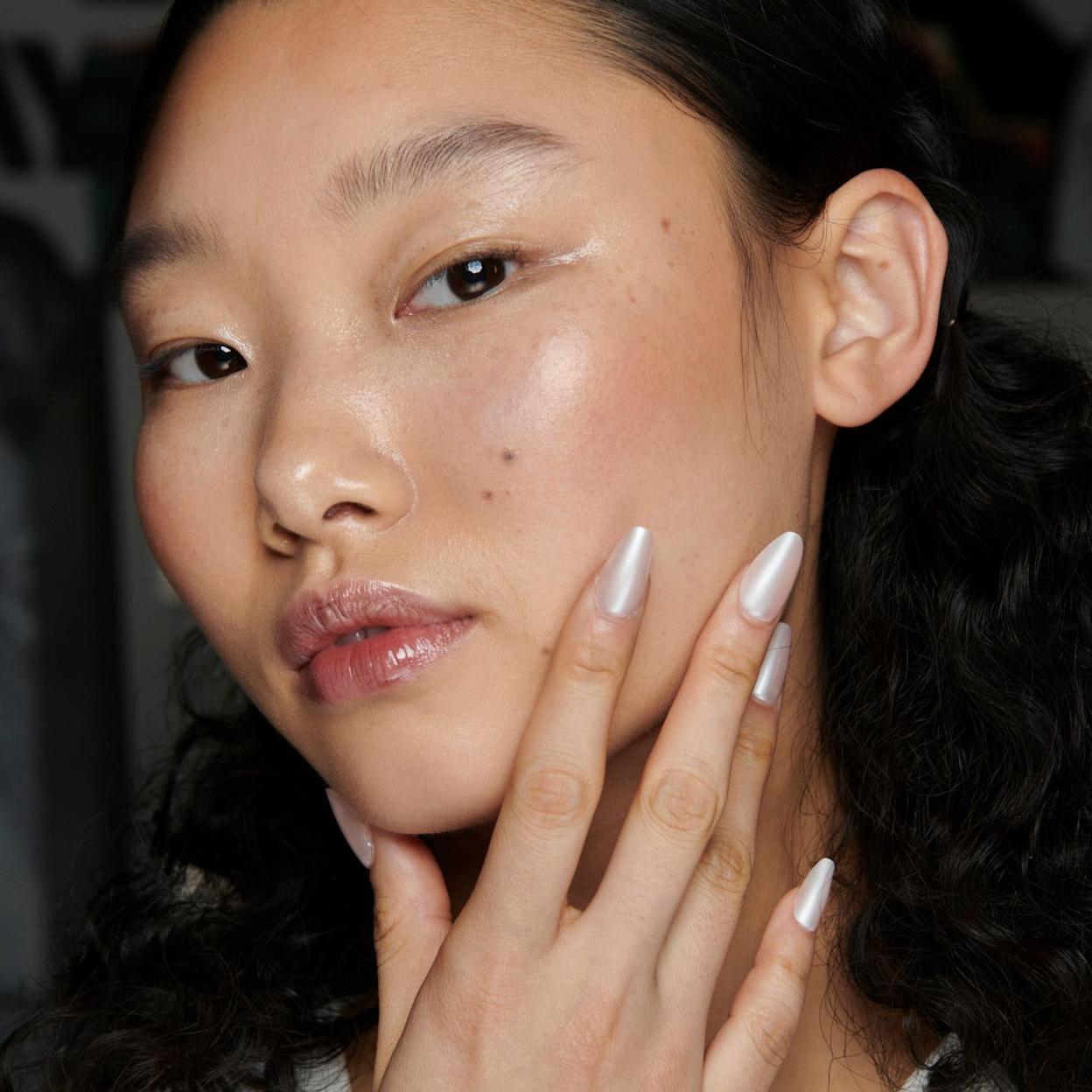 Modelo con uñas tendencia para invierno 2024