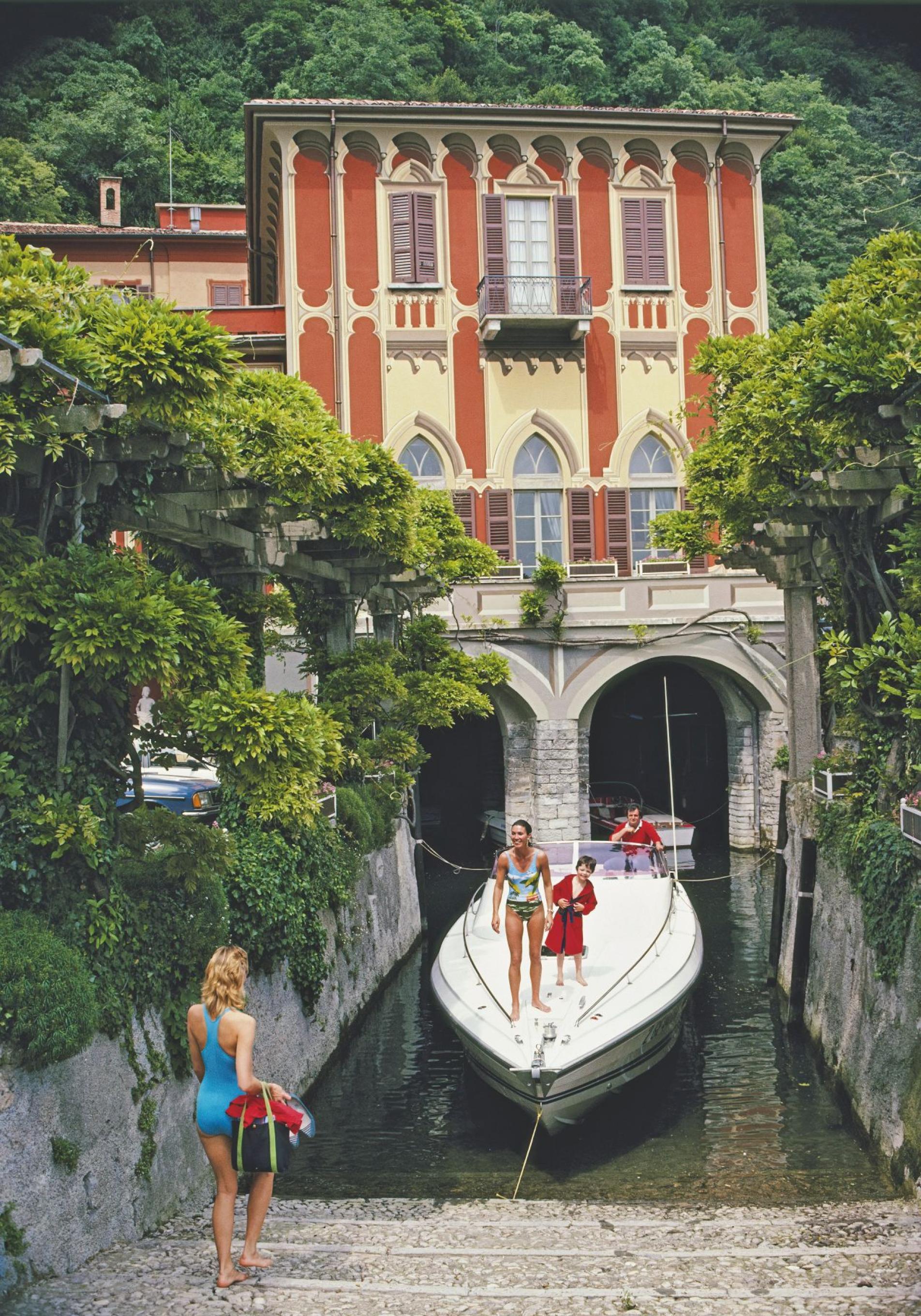 Familia con barco en las inmediaciones del Lago di Como.