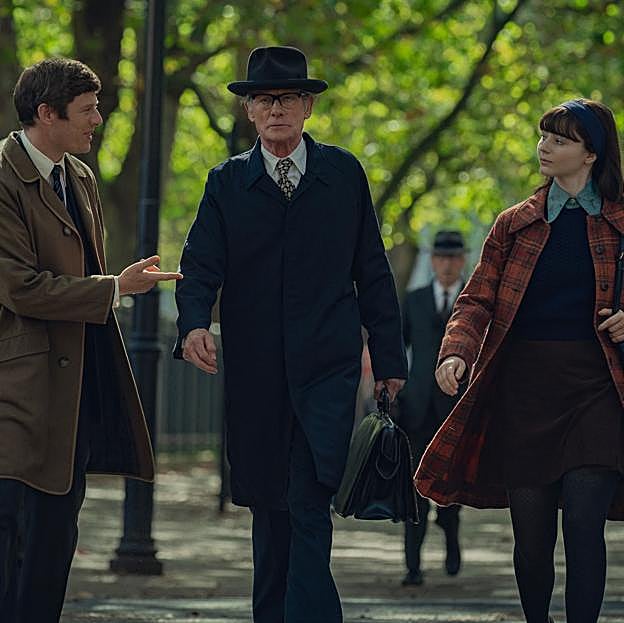James Norton, Bill Nighy y Thomasin McKenzie en una imagen de la película Joy.