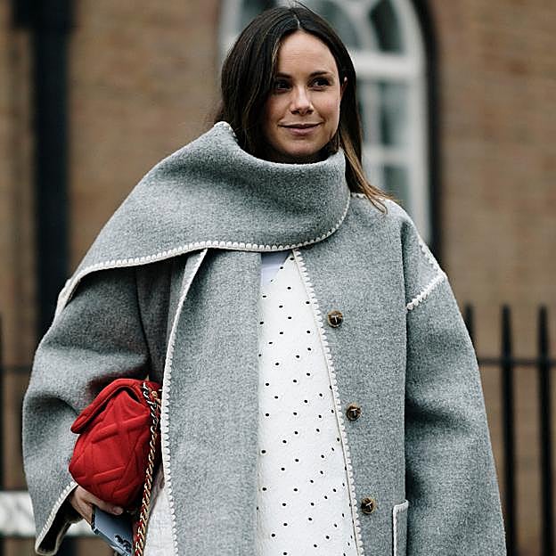 Vuelve el abrigo bufanda: la prenda favorita de las nórdicas que conquista ahora tu armario