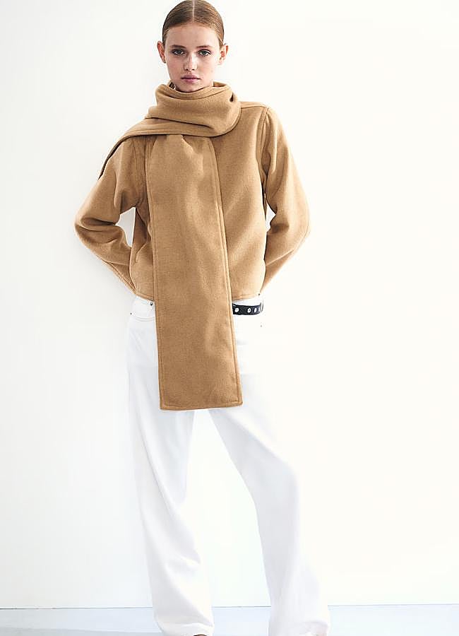 Imagen - Abrigo-bufanda con diseño corto de H&M.