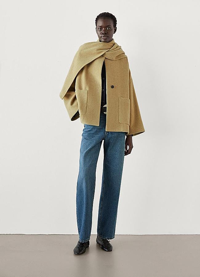 Imagen - Abrigo-bufanda en color camel de Massimo Dutti.