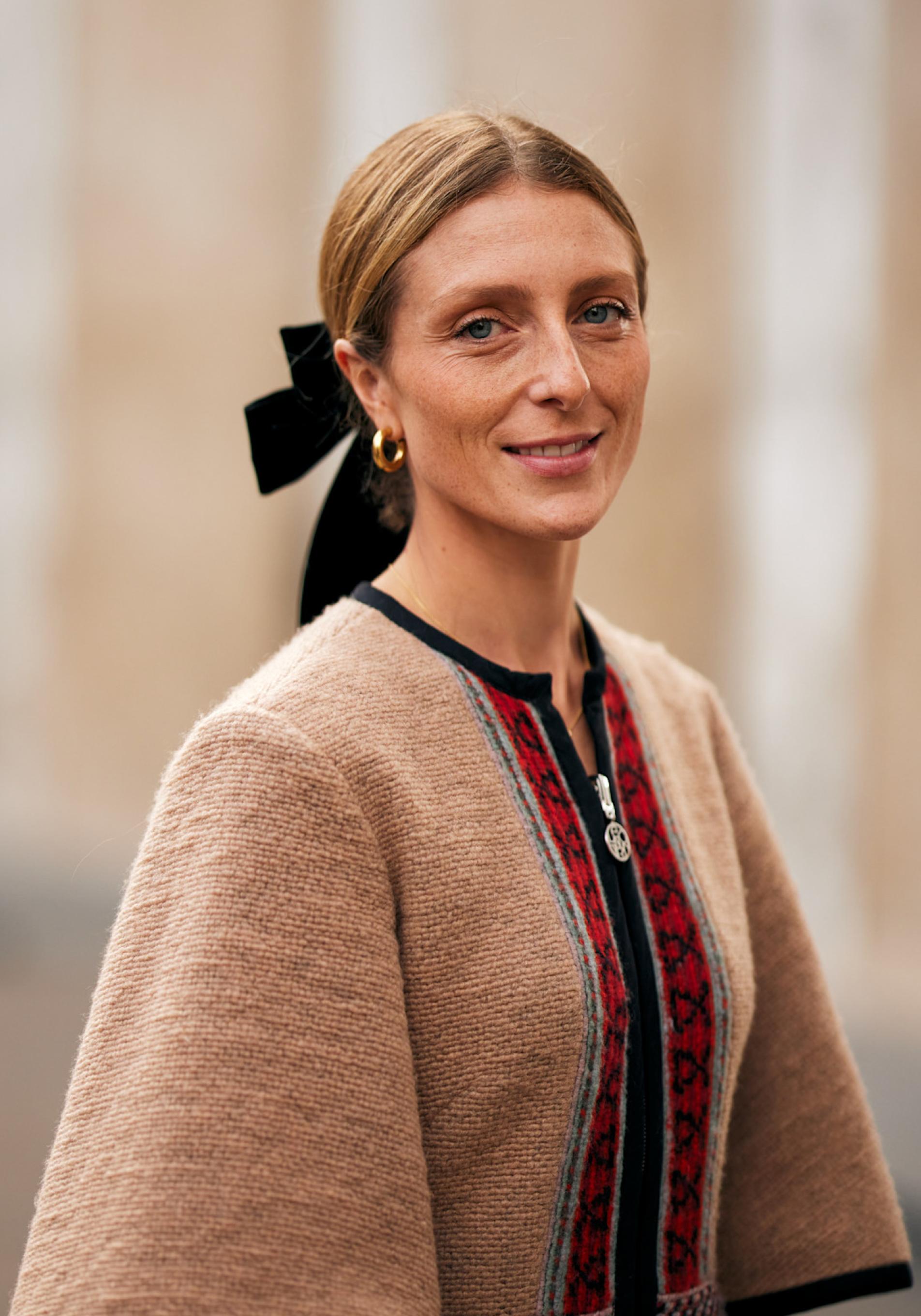Mujer con cejas claritas