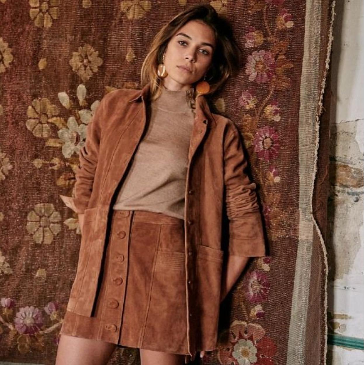 La chaqueta de entretiempo más buscada del momento es la cazadora de ante. Llévala con todos tus looks de temporada.