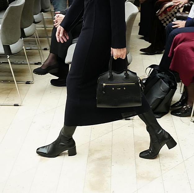 La reina Letizia con unas botas negras de Unisa y bolso de Mauska.