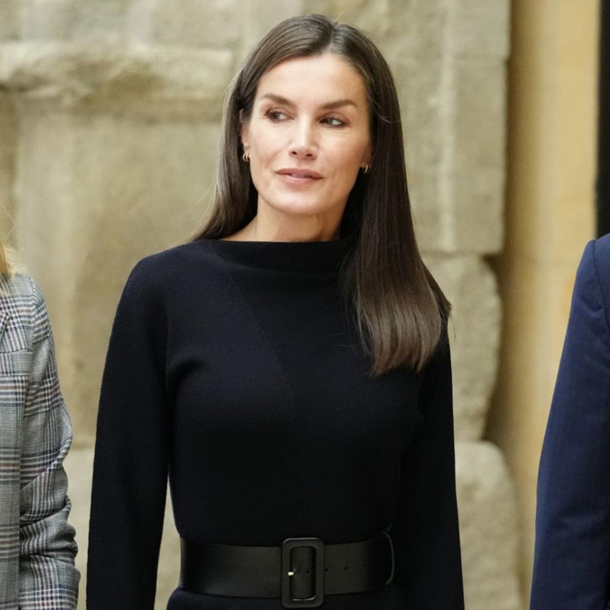 La reina Letizia con un total look negro.