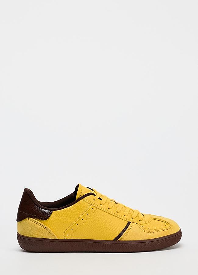 Imagen - Zapatillas deportivas en amarillo de Zara.