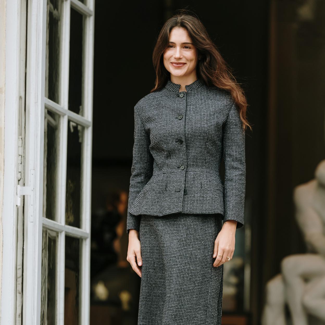 Influencer con blazer entallada