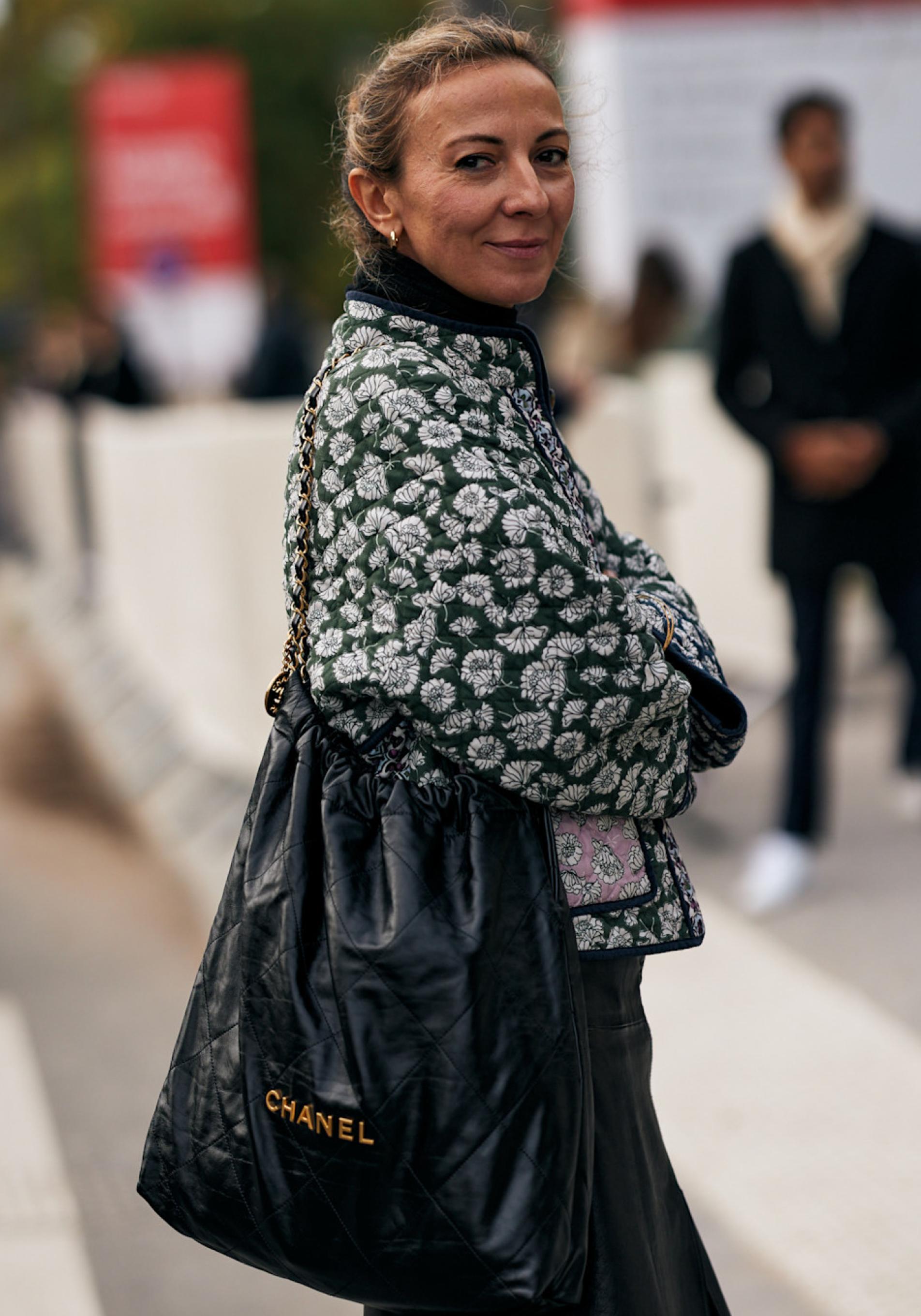 Mujer con bolso de Chanel