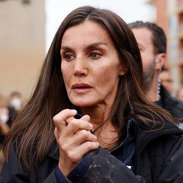 La reina Letizia en Paiporta, donde una lluvia de barro impactó en pelo y cara. 