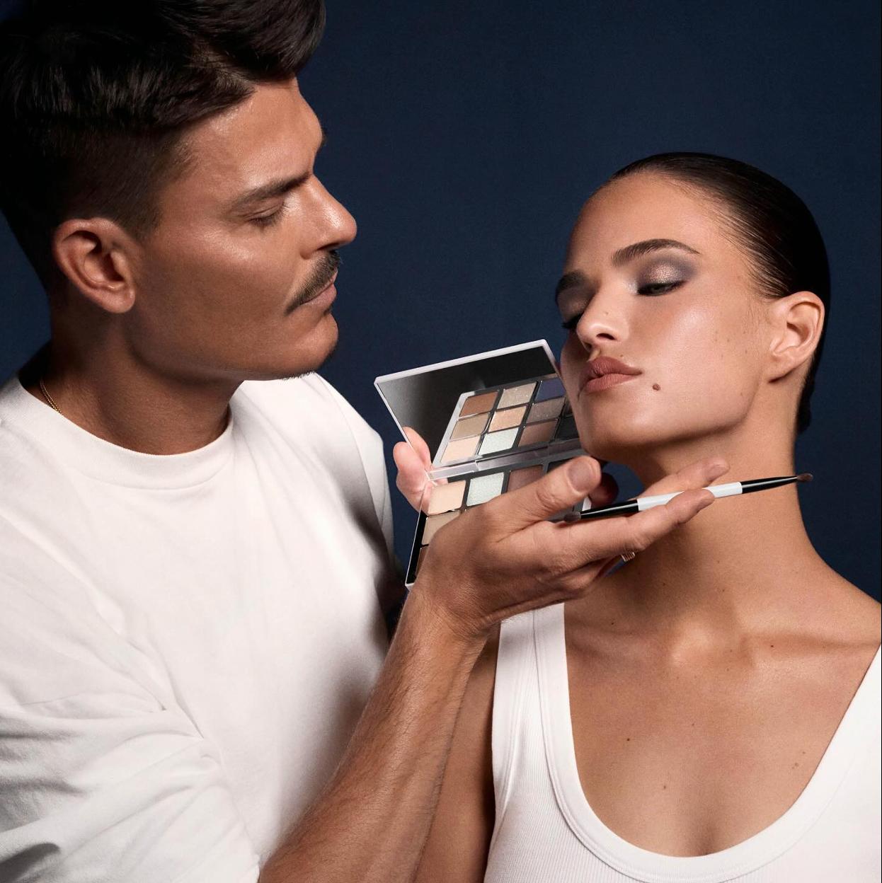 Mario maquillando a una modelo con su paleta de sombras.