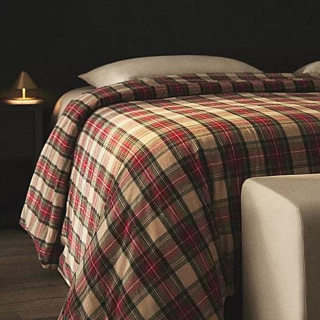 Funda nórdica de franela con estampado tartán de Zara Home.