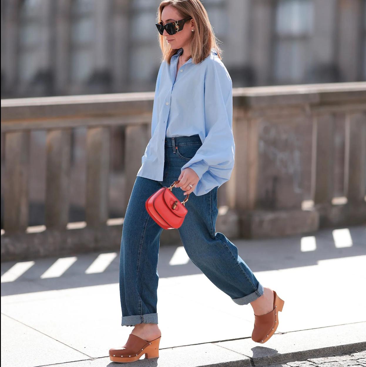 Influencer con zuecos de tacón