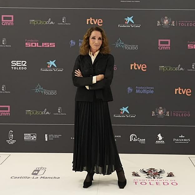 Ana Belén con un total look negro con falda plisada.