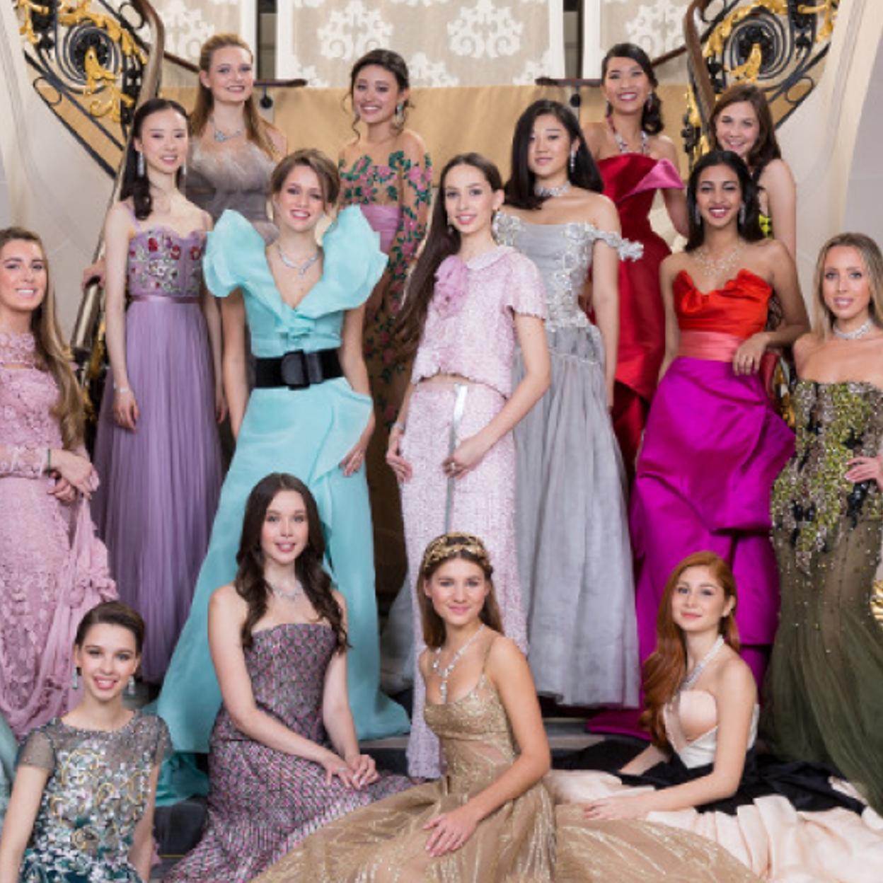 El Baile de Debutantes se celebra cada mes de noviembre en París. 