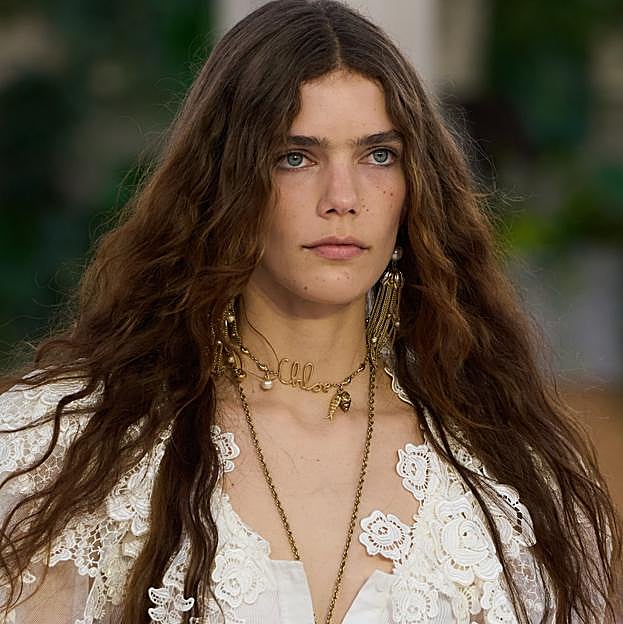 Champús fortalecedores con romero que ayudan a detener la caída del pelo y a estimular su crecimiento