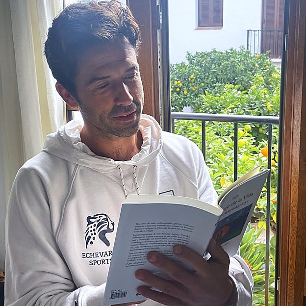 Rufo posa junto a su primer libro, El viaje de la vida. / 