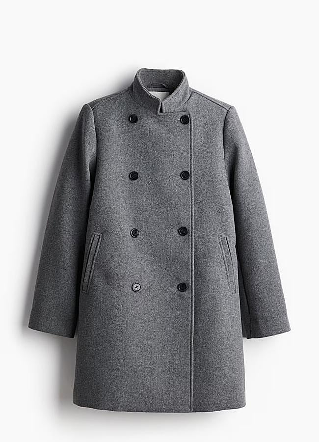 Imagen - Abrigo de cuello alto en color gris de H&M.