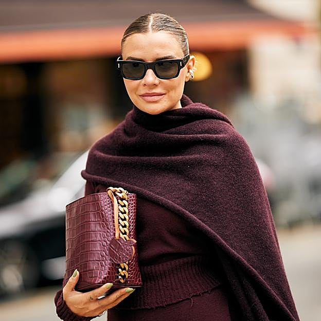 Stradivarius lanza la colección en color burdeos más bonita de la temporada