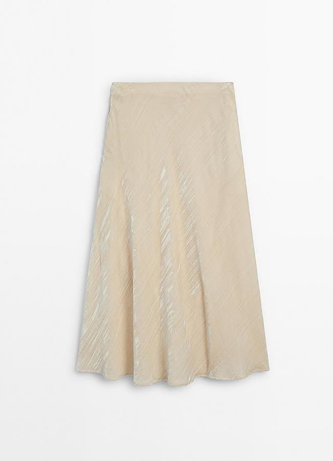 Imagen - Falda de terciopelo blanca de Massimo Dutti, 89,95 euros.