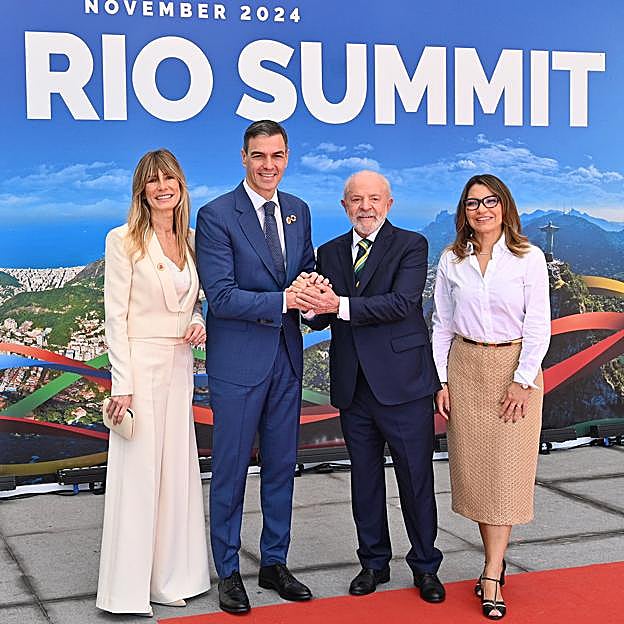 Begoña Gómez escogió un traje blanco.